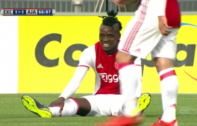 Sao trẻ Chelsea ăn thẻ chỉ 3 giây sau pha ăn vạ 'siêu tệ'