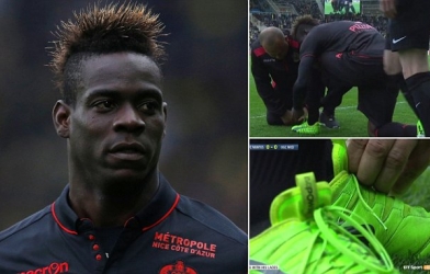 Cả đội sốt ruột vì màn buộc dây giày vụng về của Balotelli