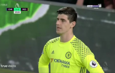 VIDEO Khi thủ thành Courtois bị trừng phạt vì chuyền dài kém