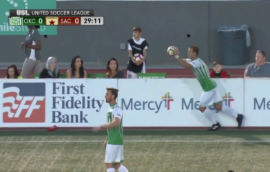 Pha santo ném biên từ giữa sân cho đồng đội lập siêu phẩm