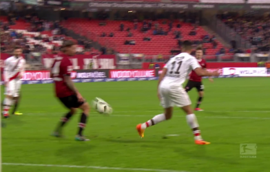 VIDEO: Lập siêu phẩm đánh gót dù không cần nhìn