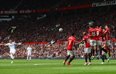 VIDEO: Pha sút phạt khiến De Gea bất lực của Swansea