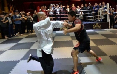 VIDEO Võ sư thái cực quyền bị võ sỹ MMA hạ gục trong 10 giây