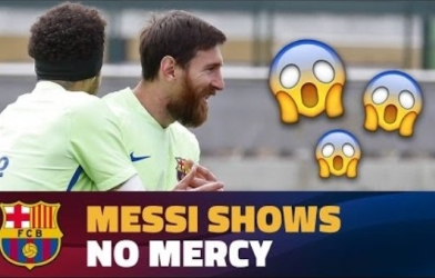 VIDEO: Messi xỏ háng đồng đội cực đỉnh trên sân tập