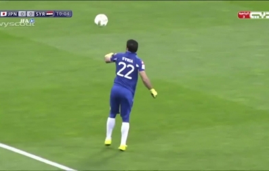 Chiêm ngưỡng cú phát bóng không tưởng của thủ môn Syria