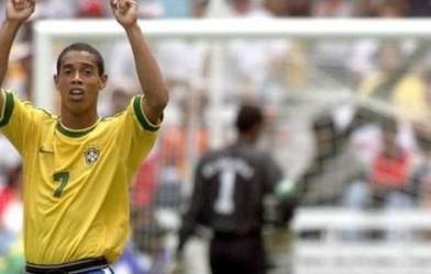 VIDEO: Ronaldinho 'hủy diệt' ĐT Đức năm 19 tuổi