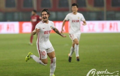 VIDEO: Pato lập cú đúp siêu phẩm khi đối đầu Hulk - Oscar