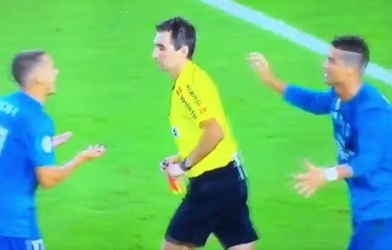 Hành động bất ngờ của Ronaldo khi phải nhận thẻ đỏ vs Barca