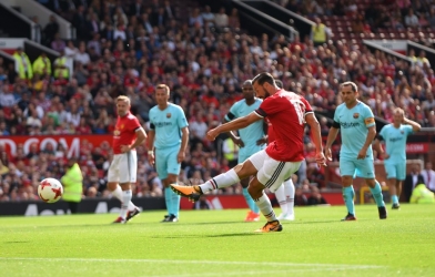 Highlights: Huyền thoại Man Utd 2-2 Barcelona
