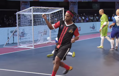 VIDEO: Cú poker của Ronaldinho trên sân futsal