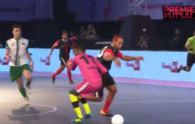 VIDEO: Ronaldinho lập hattrick giúp đội nhà ngược dòng khó tin