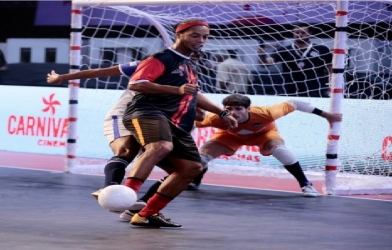 VIDEO: Ronaldinho tái xuất, 'quẩy nát' giải Premier Futsal Ấn Độ
