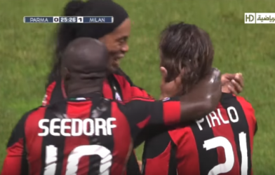 VIDEO: Pirlo sút xa khiến Ronaldinho, Ibra phải ngỡ ngàng