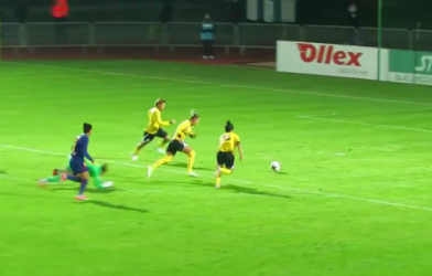 Tình huống bỏ lỡ không tưởng của 3 cầu thủ nữ trước lưới trống