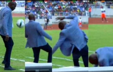 VIDEO: HLV trổ tài ngẫu hứng trong trận đấu và cái kết