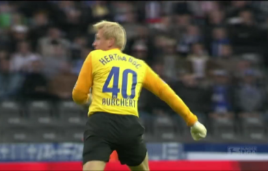 VIDEO: Thủ thành liều lĩnh và xui xẻo nhất từng thấy