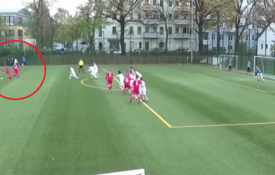 VIDEO: Pha dàn xếp đá phạt độc đáo của các cầu thủ trẻ Đức