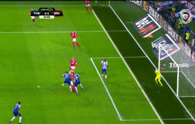 VIDEO: Pha bắt việt vị lỗi cực ảo của trọng tài Bồ Đào Nha