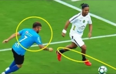 Ronaldinho tái xuất: 'Nhảy múa' trên sân, ghi bàn từ 55m