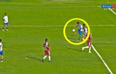 VIDEO: Neymar ngẫu hứng ghi bàn cực đỉnh ở Brazil