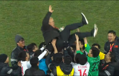 VIDEO: Màn ăn mừng đầy cảm xúc của U23 Việt Nam và CĐV