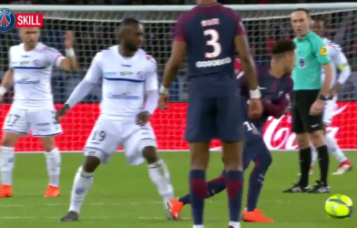 Pha xử lý của Neymar khiến đối phương buông xuôi đứng nhìn