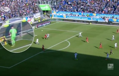 VIDEO: Thủ môn nhận bàn thua khó tin khi bỏ đi uống nước