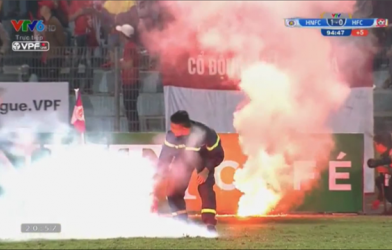 Hành động không đẹp của CĐV Hải Phòng khi đội nhà thất bại