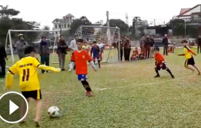 VIDEO: Cậu bé Hà Tĩnh gây sốt với khả năng chơi bóng cực đỉnh