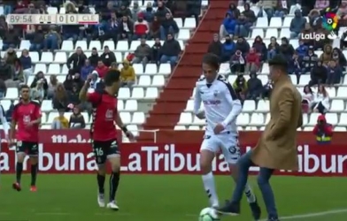 VIDEO: HLV ngang nhiên phá bóng trong sân ở La Liga 2