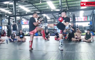 VIDEO: Vua Muay Thái Saenchai tung tuyệt kỹ 'độc nhất vô nhị' tại TPHCM