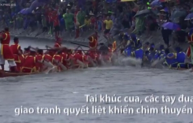 Giao tranh quyết liệt, 2 thuyền bị chìm trong hội bơi Đăm ở Hà Nội