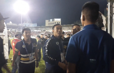 VIDEO: HLV Chu Đình Nghiêm nổi xung sau trận HAGL - Hà Nội