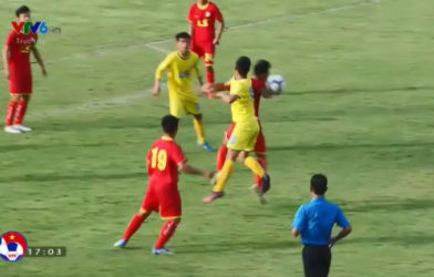 VIDEO: Thua trận, cầu thủ SLNA đánh nguội đối thủ ở chung kết U17 QG