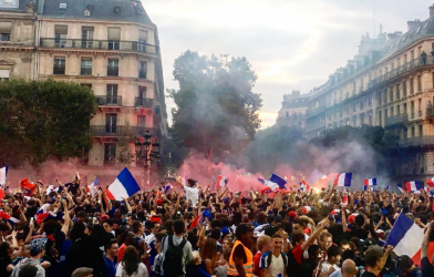 VIDEO: Dân Paris mở hội ăn mừng tấm vé chung kết World Cup 2018