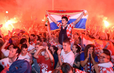 Khoảnh khắc CĐV Croatia ăn mừng chiến thắng lịch sử của đội nhà