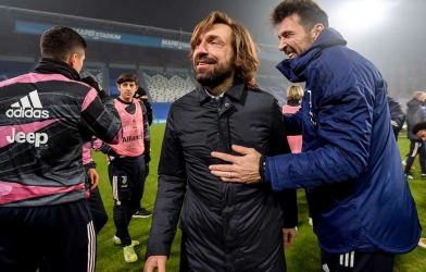HLV Pirlo bùng nổ cảm xúc sau chức vô địch đầu tiên