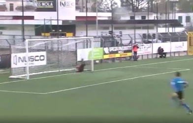 Khó tin: Bóng ra ngoài nhưng trọng tài vẫn công nhận bàn thắng