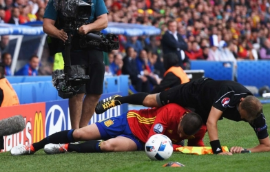 VIDEO: Những tình huống hài hước của trọng tài trên sân bóng