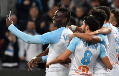 Balotelli 'tự sướng' cùng đồng động sau khi lập siêu phẩm