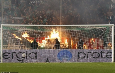 VIDEO: Khán đài rực lửa trong trận Derby lớn nhất Hy Lạp