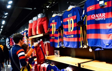 Lộ áo thi đấu của Barca mùa tới, fan chê bai thậm tệ