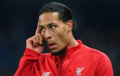Fan phát cuồng vì pha phòng ngự thông minh của Van Dijk
