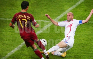 VIDEO: Cristiano Ronaldo gặp ông thầy Zidane lần đầu thế nào