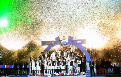 Chùm ảnh: Ronaldo ăn mừng chức vô địch cùng Juventus trên sân nhà
