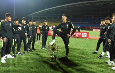 Đội bóng trả giá đắt vì có hành động khiếm nhã với cúp vô địch