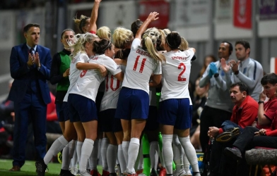 Thắng sát nút, nữ Anh nhọc nhằn giành 3 điểm ngày ra quân