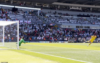 VIDEO: Cú sút penalty sấm sét của thủ môn tuyển Anh - Pickford 