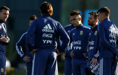 Tiền đạo Argentina không thèm bắt tay HLV trong trận hòa Paraguay