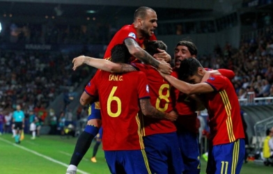 Hủy diệt Ba Lan, Tây Ban Nha leo một mạch lên ngôi đầu bảng